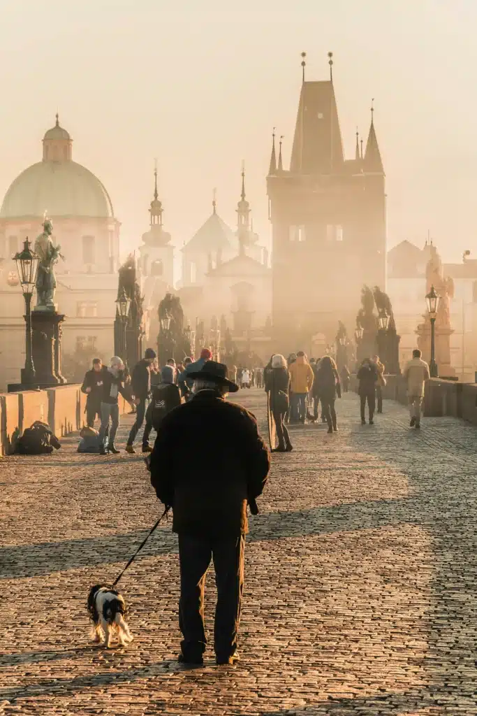 Señor-paseando-enPraga