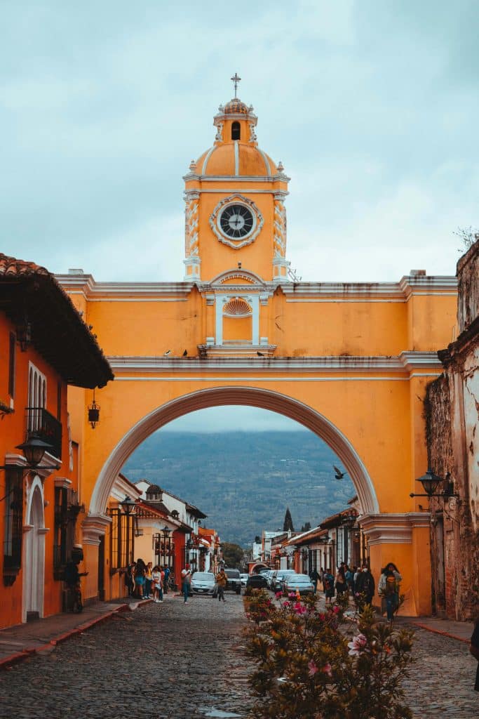 Calle con arco en Antigua Guatemala