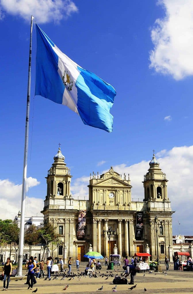 Catedral con bandera