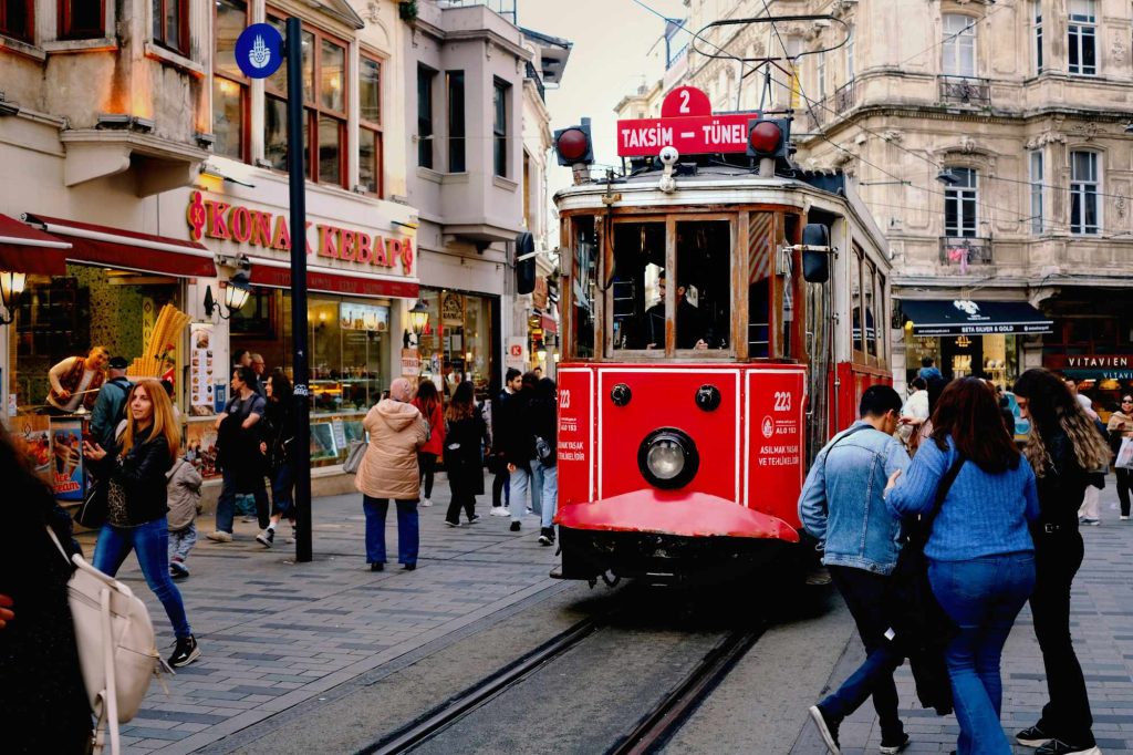 Tranvía en calle de istambul