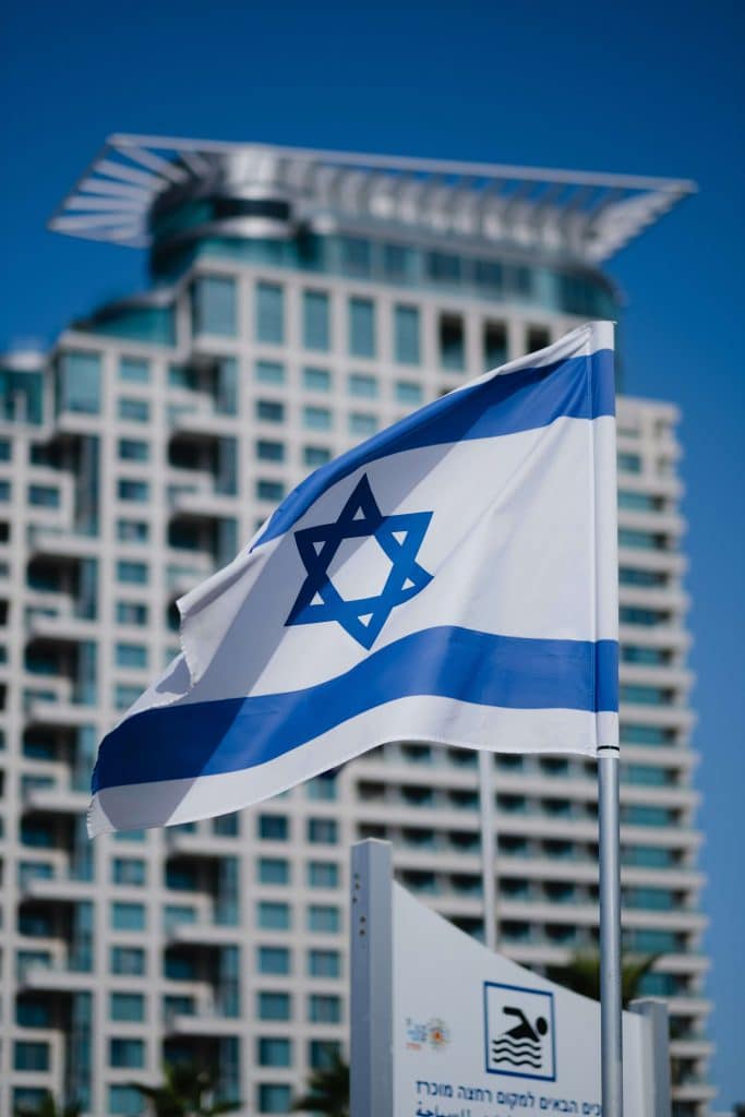 Bandera israel y edificio