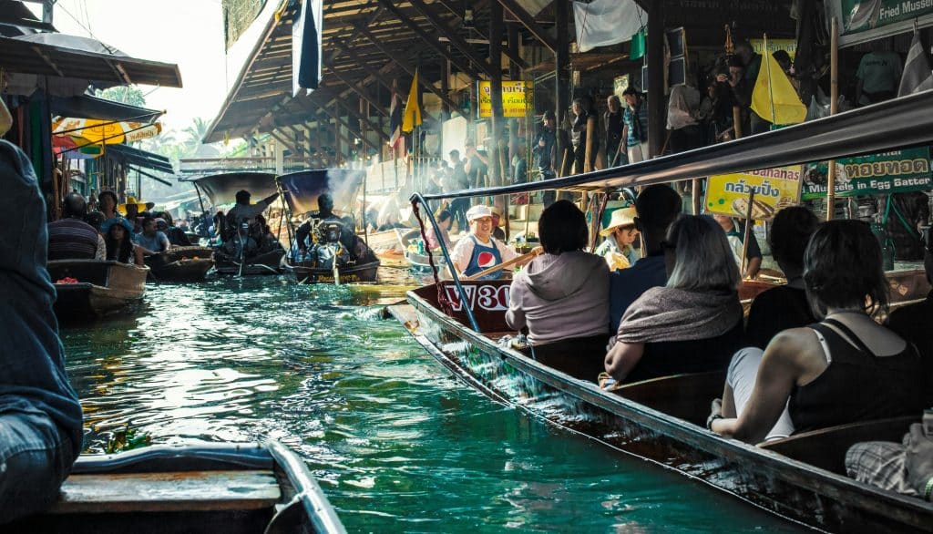 Vista de mercados flotantes en Bangkok