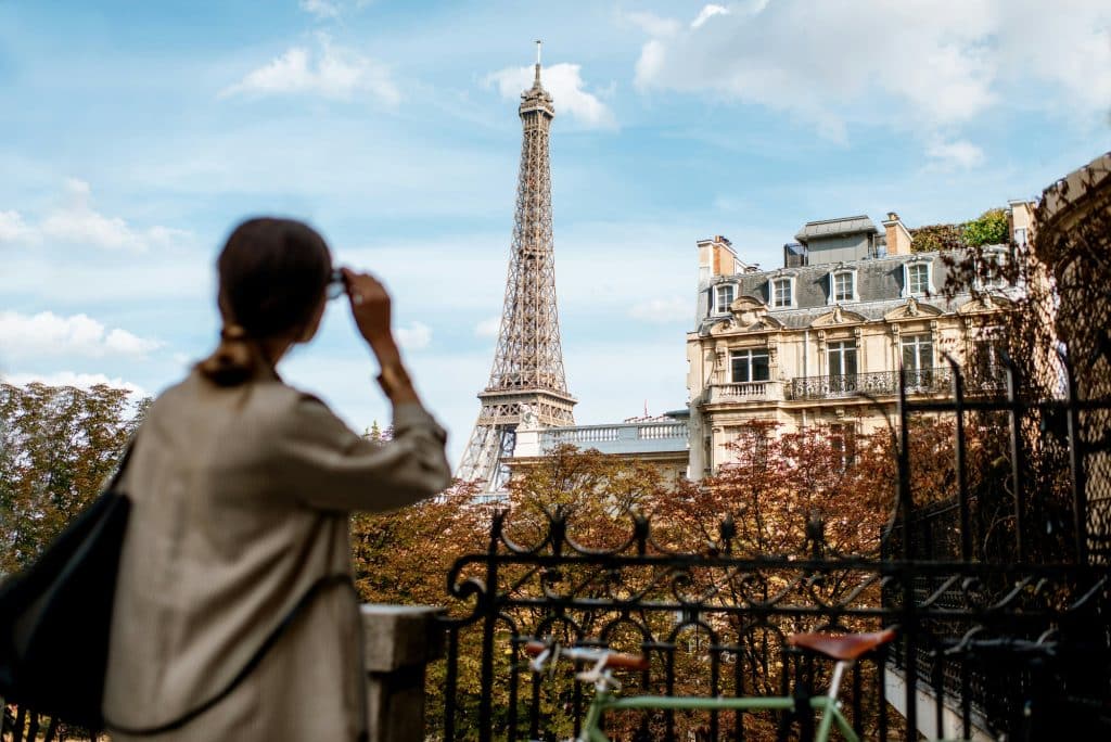 mujer-viendo-torre-eiffel