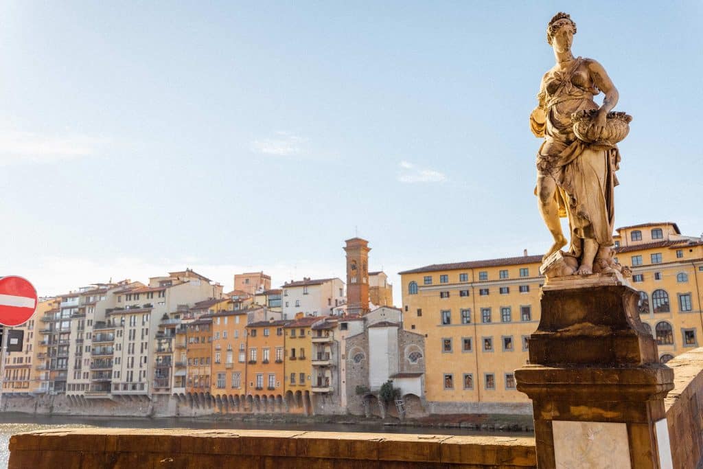 Estatua cerca del Río Arno en Florencia