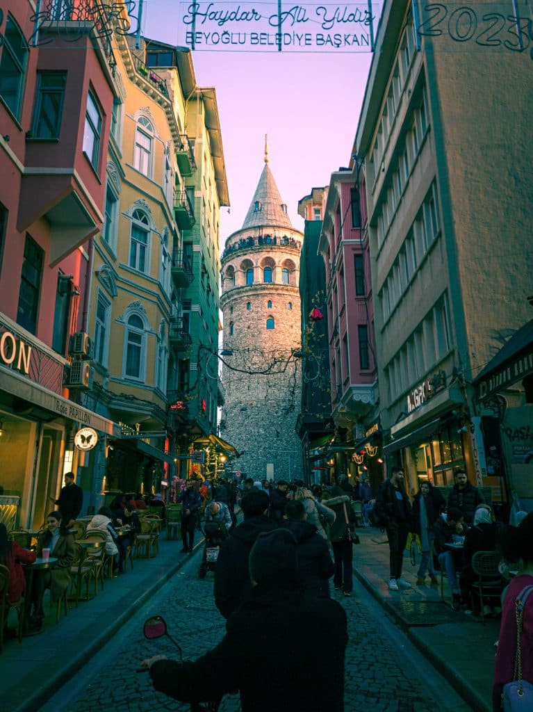 Calle con vista a la torre galata